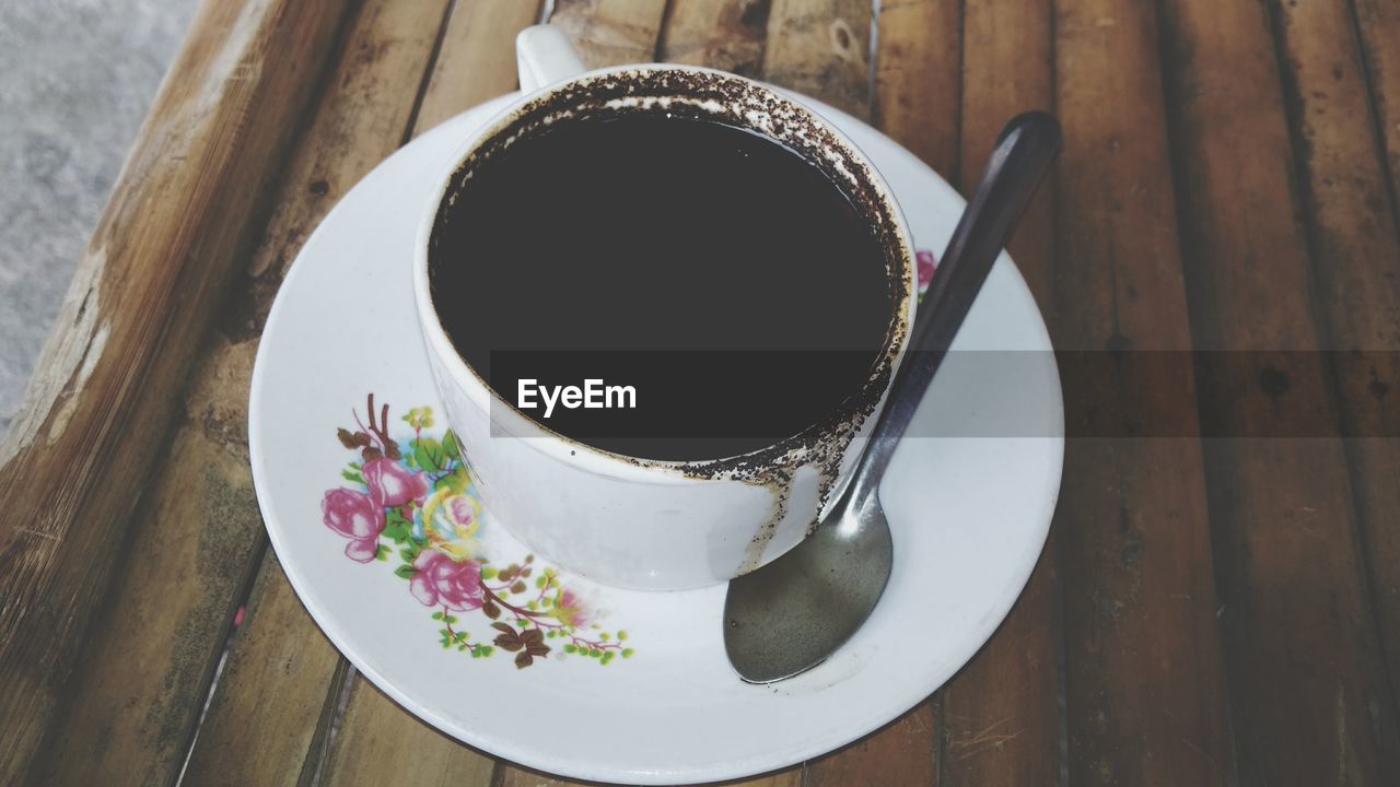 HIGH ANGLE VIEW OF COFFEE IN CUP ON TABLE