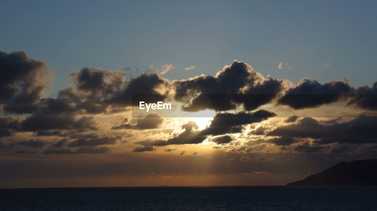 IDYLLIC SHOT OF SEA AGAINST SUNSET SKY