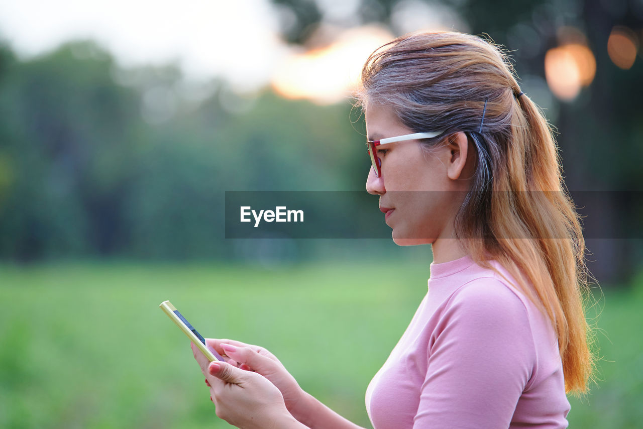 A woman uses the mobile phone outdoor