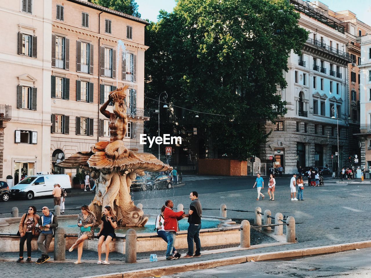 STATUE OF PEOPLE IN CITY