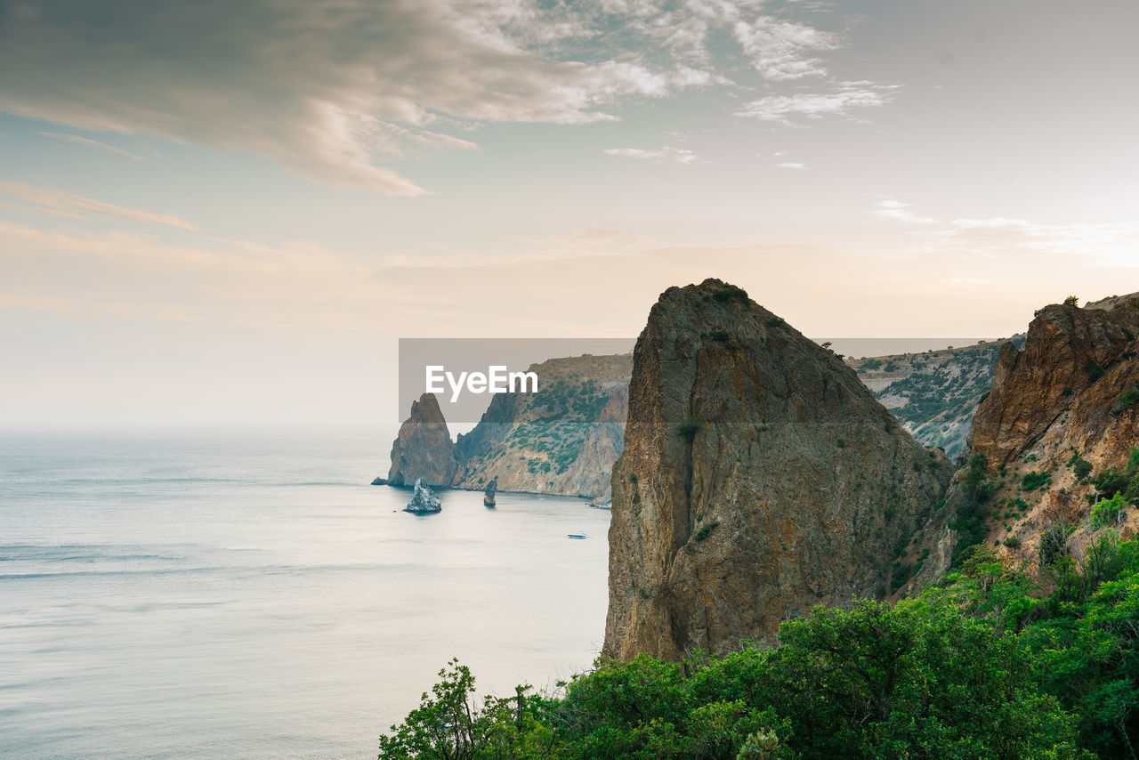 SCENIC VIEW OF SEA BY CLIFF AGAINST SKY
