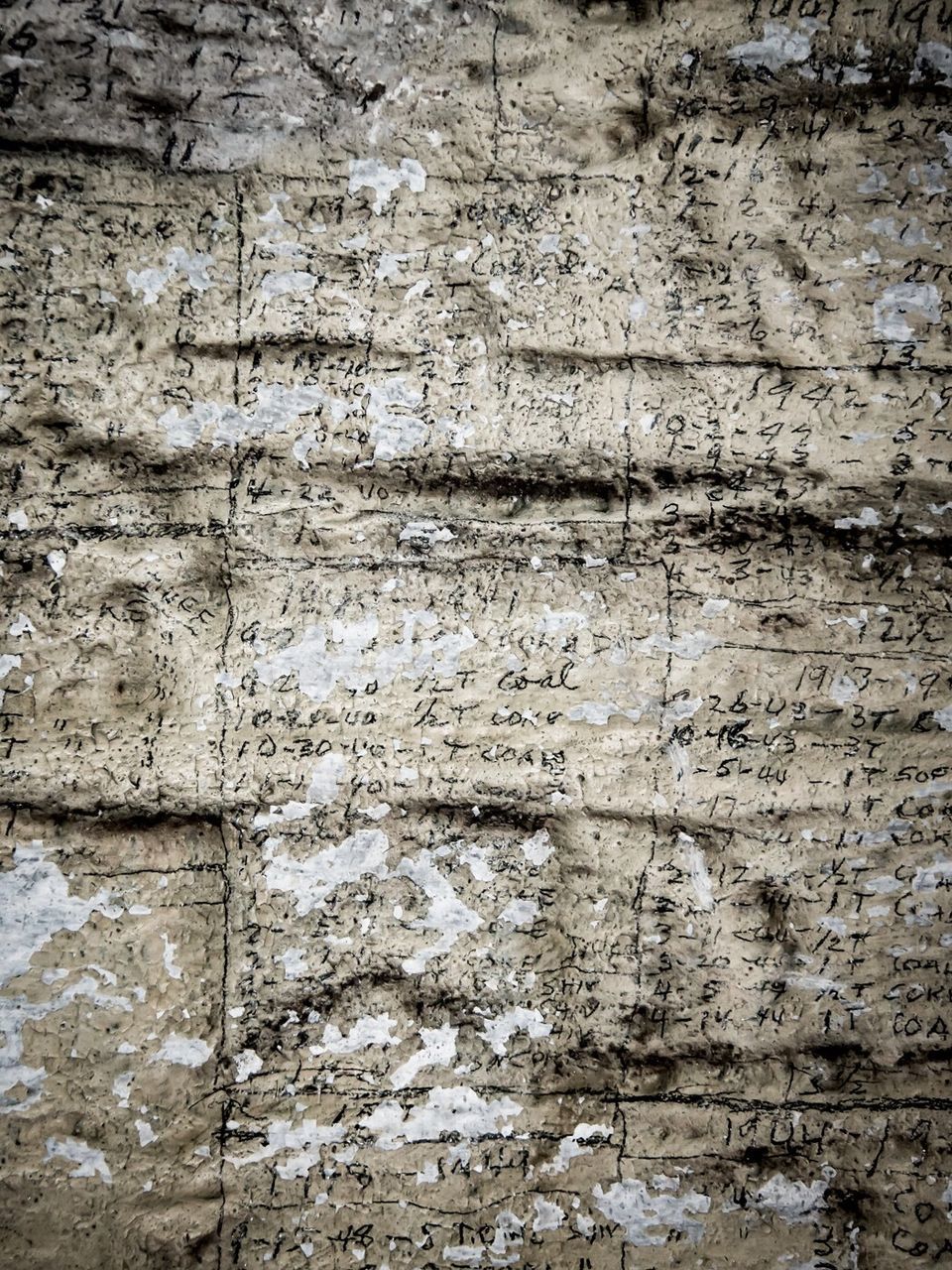 FULL FRAME SHOT OF WEATHERED WALL