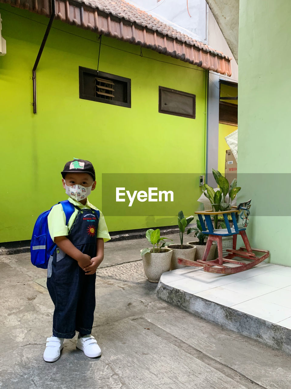 Kids first time school and always use mask safe him