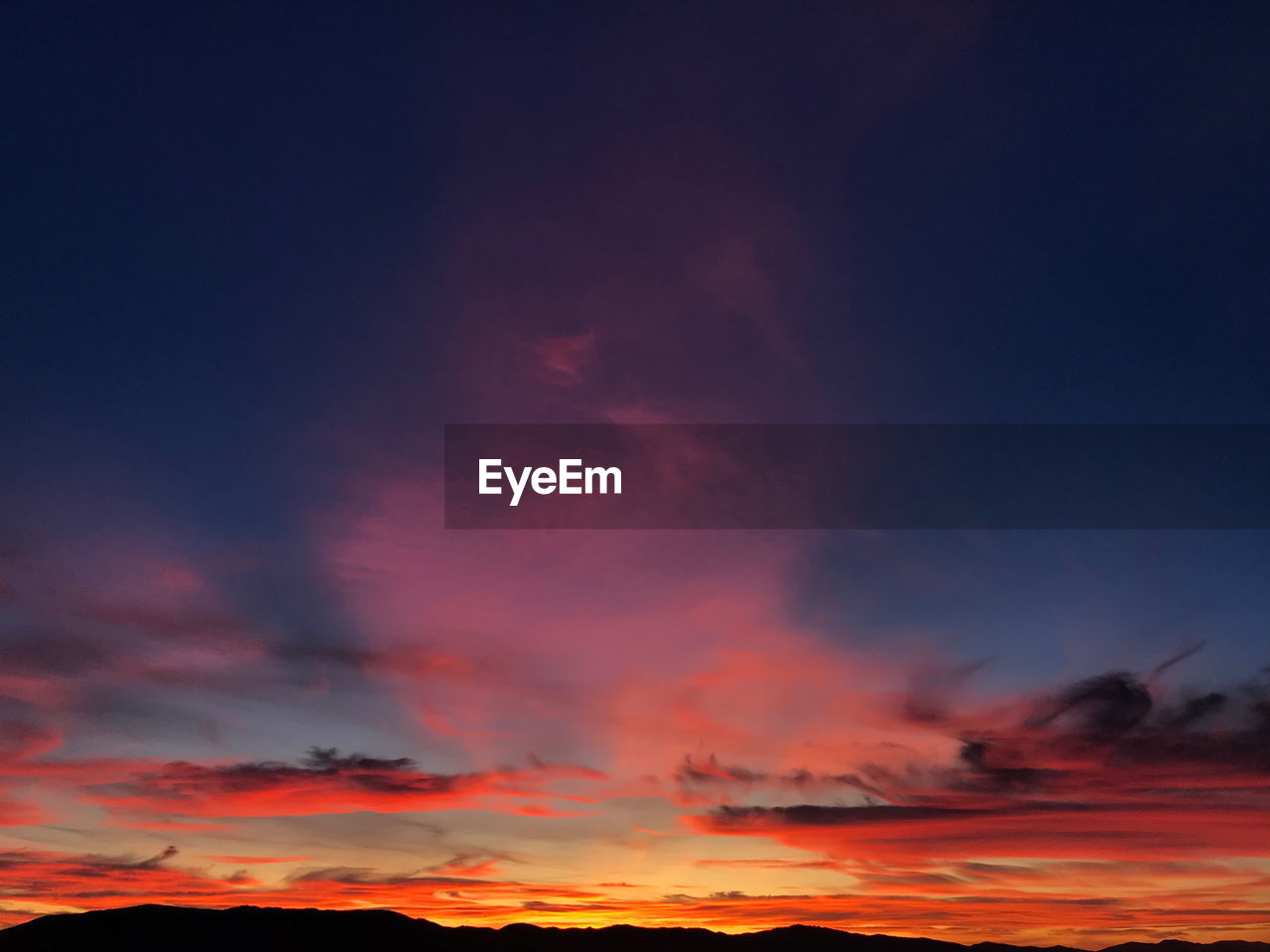 SCENIC VIEW OF DRAMATIC SKY OVER CLOUDS