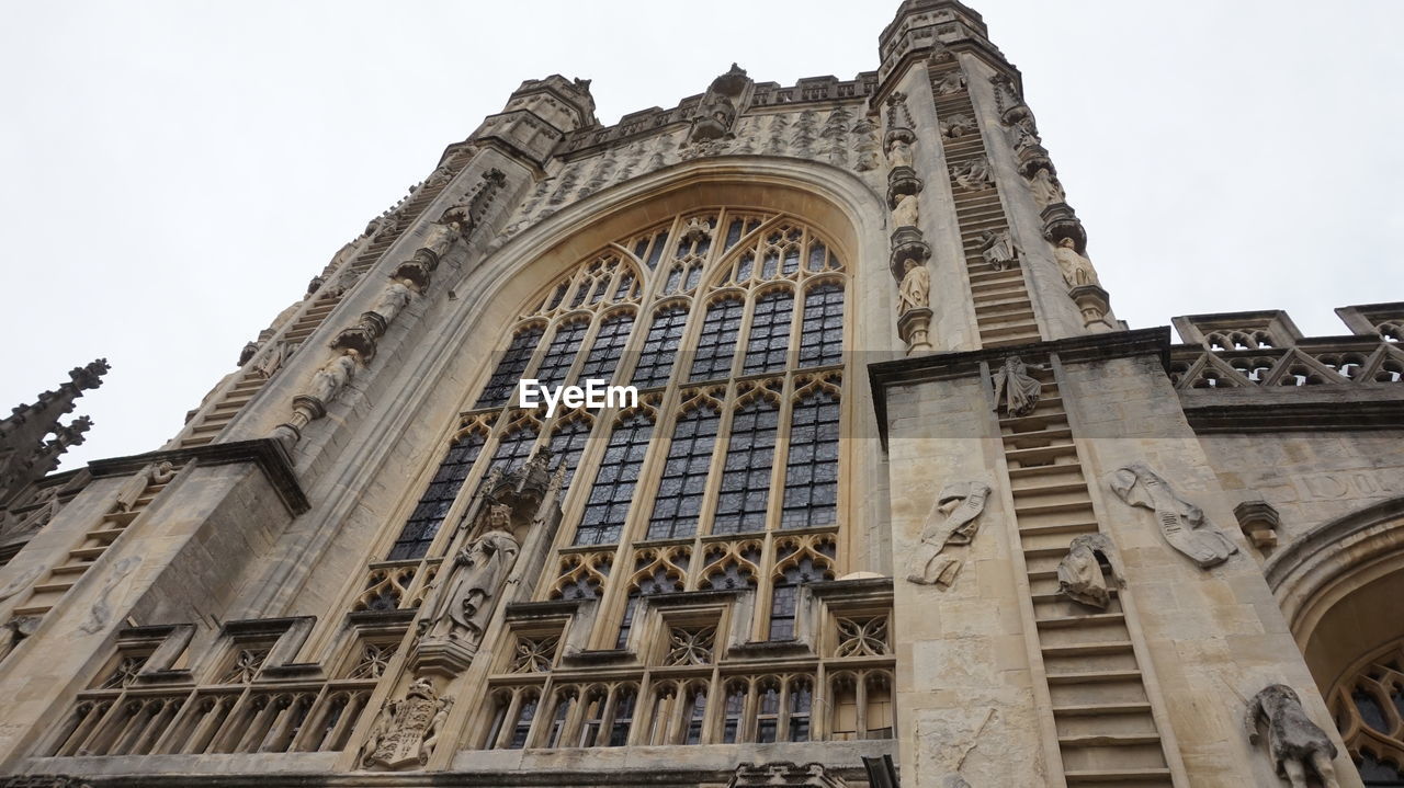 LOW ANGLE VIEW OF HISTORICAL BUILDING