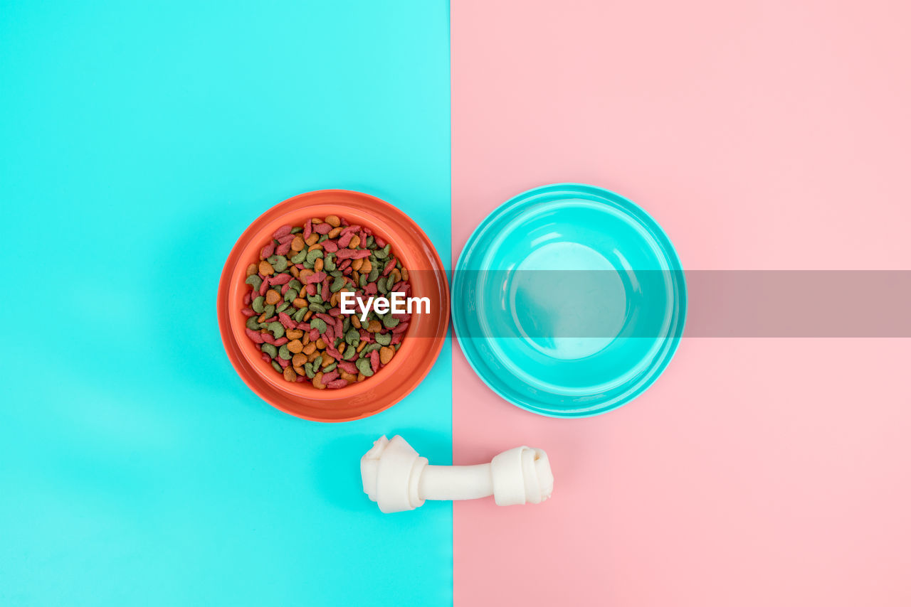 HIGH ANGLE VIEW OF CANDIES ON TABLE