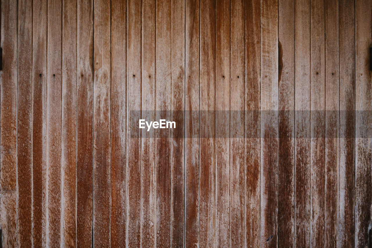 FULL FRAME SHOT OF WOODEN PLANKS OF FLOORING