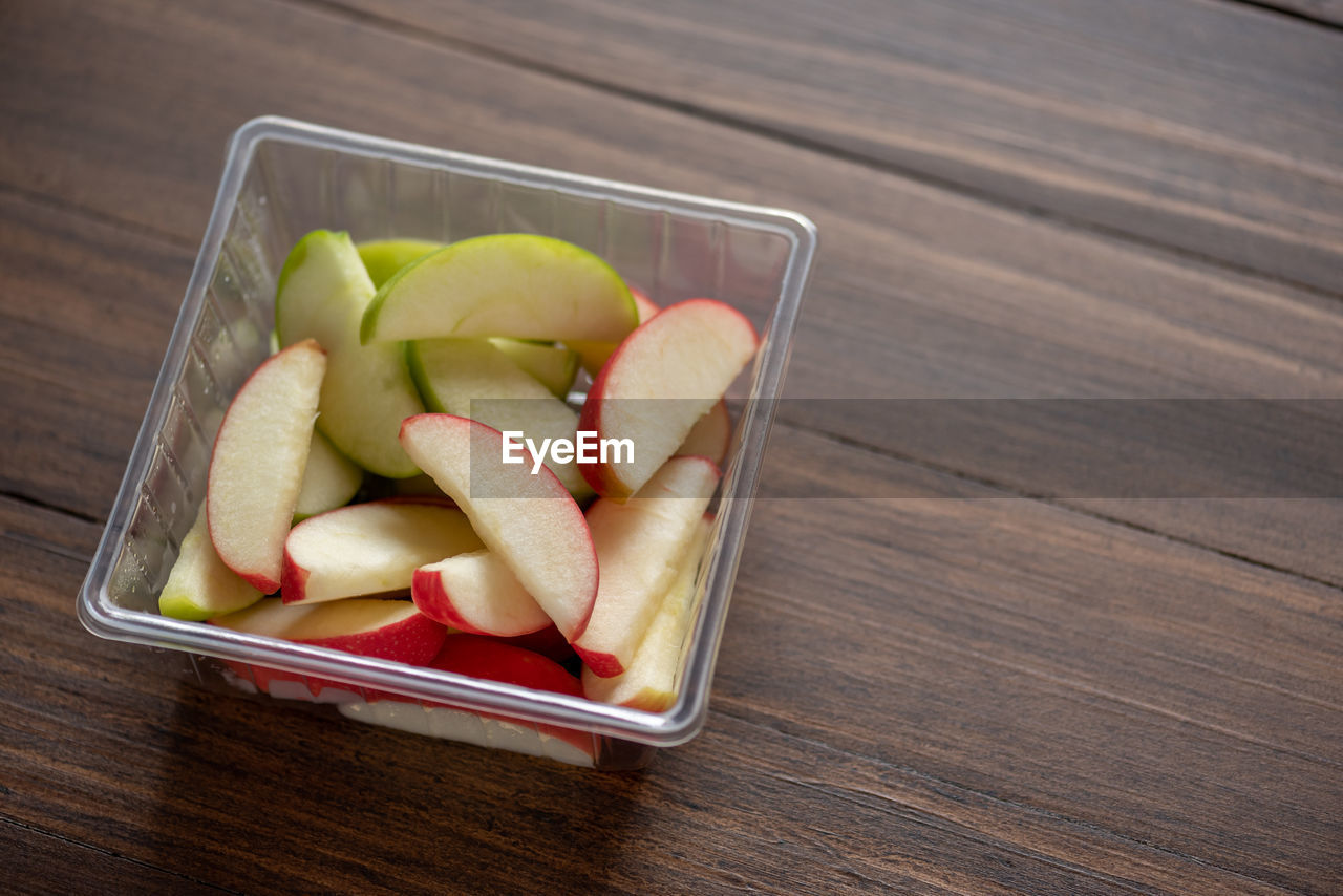 HIGH ANGLE VIEW OF FRUITS AND VEGETABLES ON TABLE