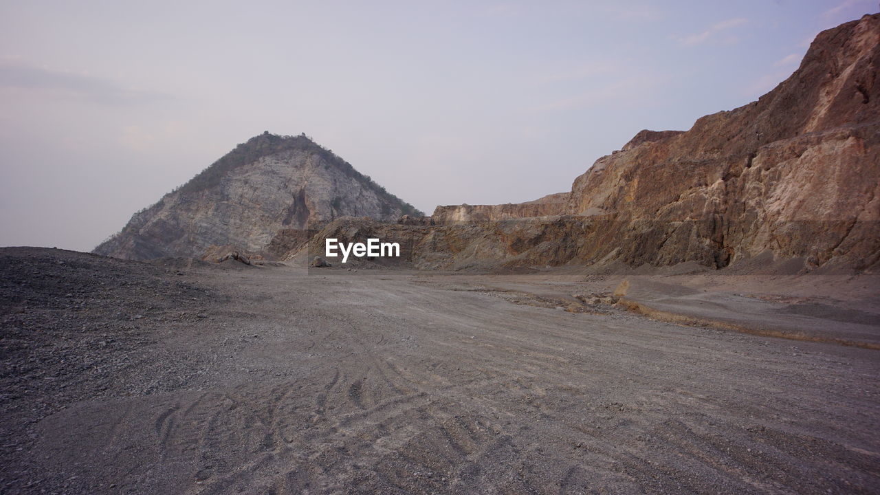 SCENIC VIEW OF DESERT AGAINST SKY