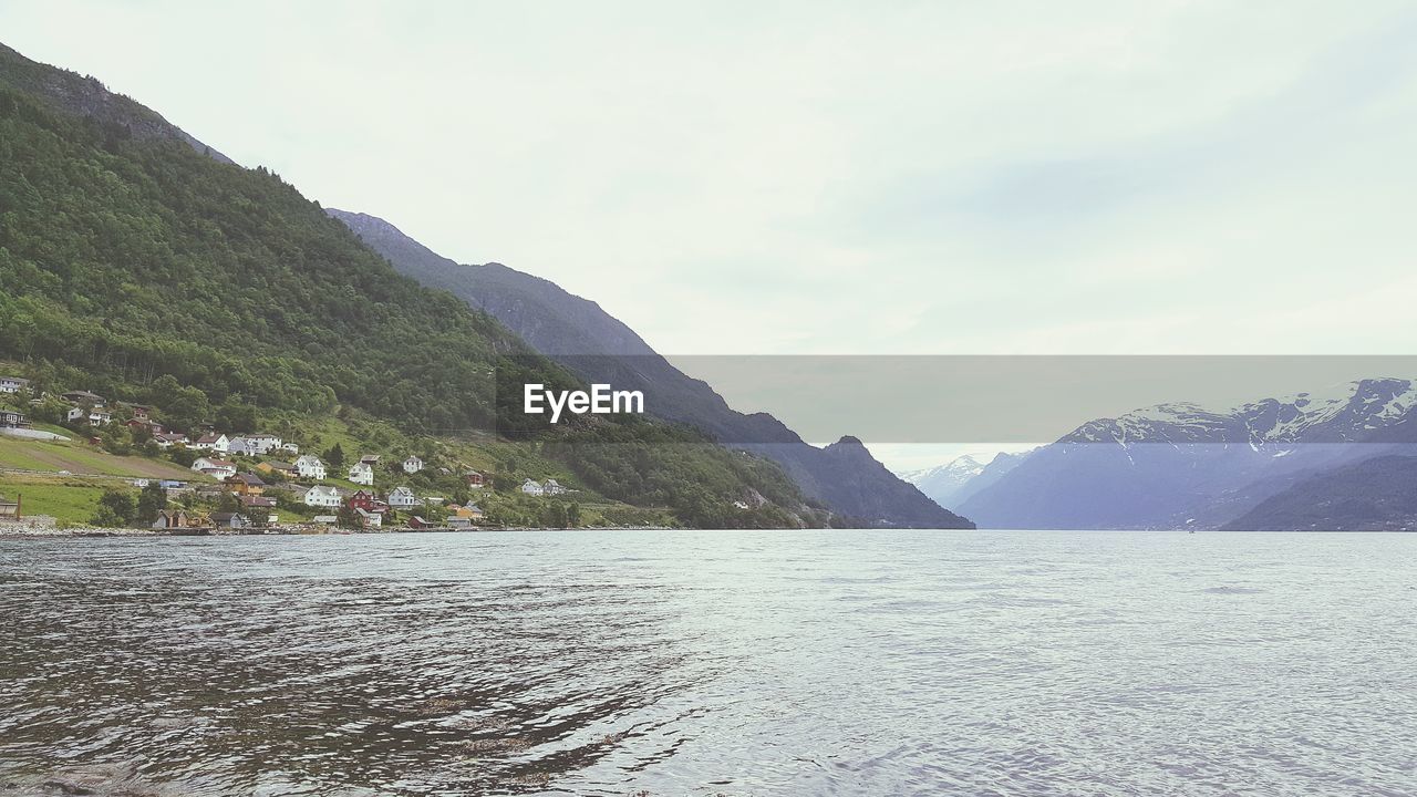 SCENIC VIEW OF LAKE AGAINST MOUNTAINS