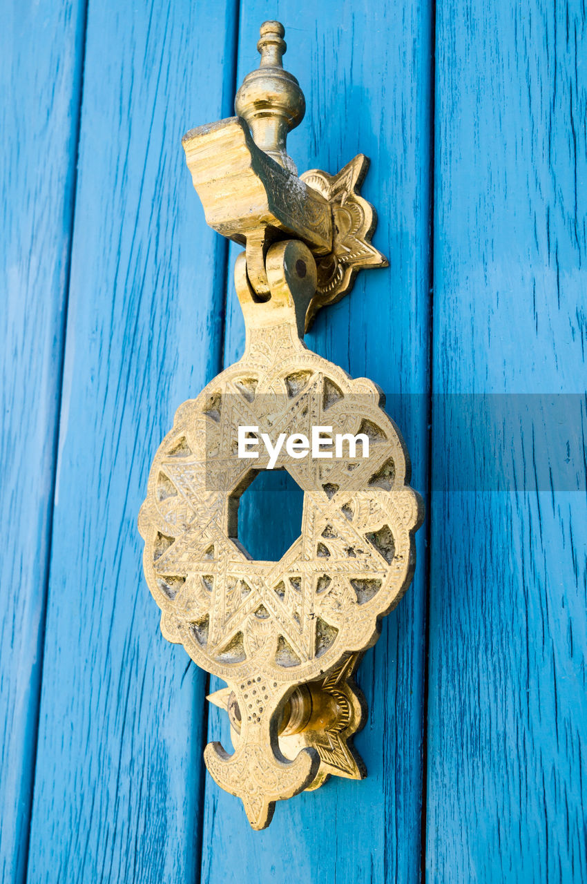 CLOSE-UP OF OLD DOOR KNOCKER