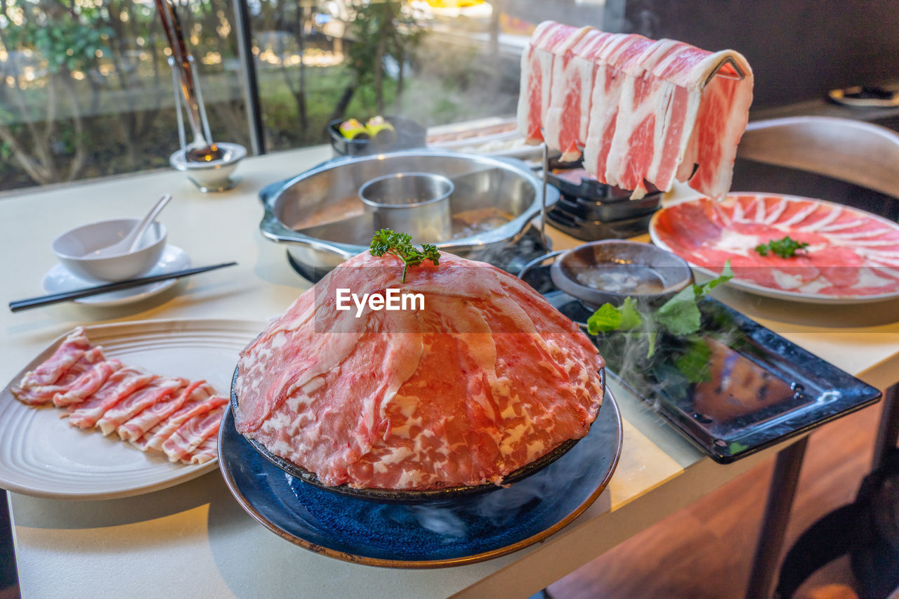 HIGH ANGLE VIEW OF FOOD ON TABLE