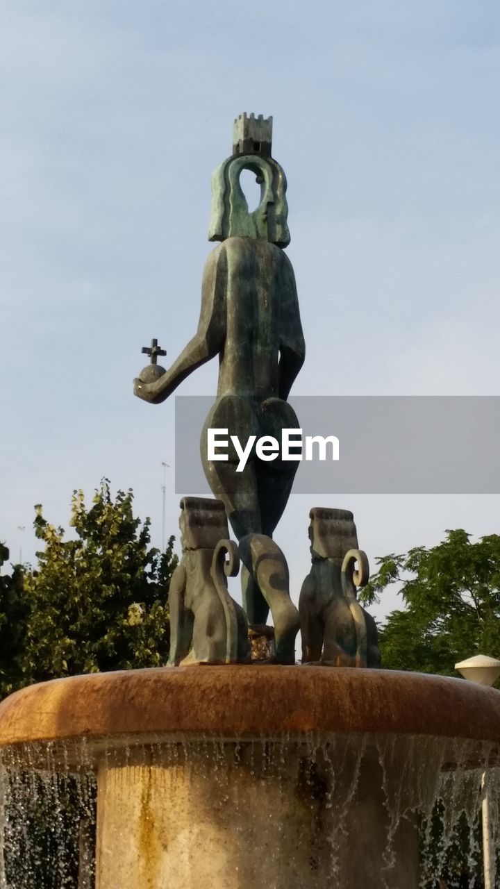 STATUE OF FOUNTAIN AGAINST SKY