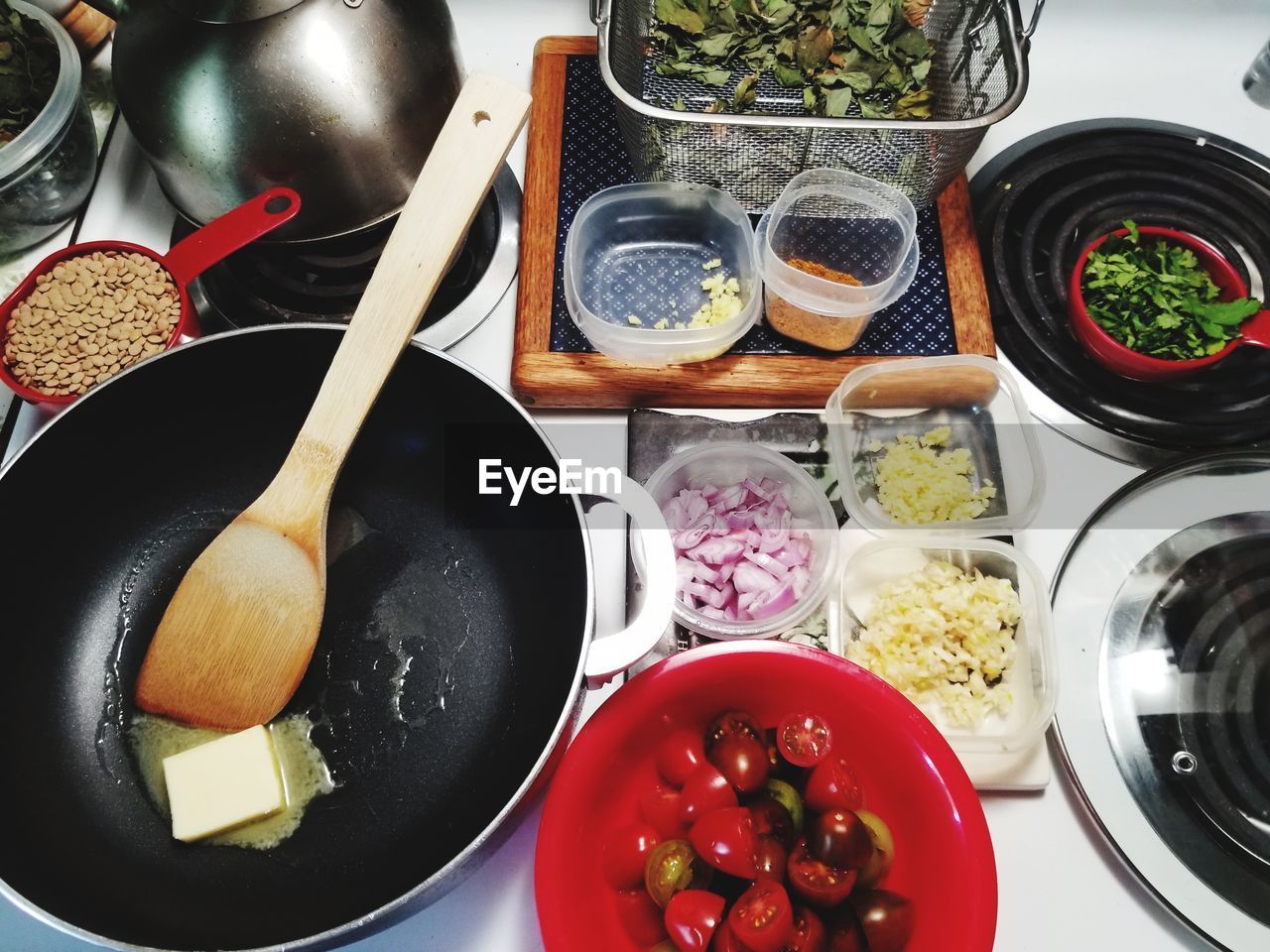 HIGH ANGLE VIEW OF VEGETABLES IN BOWL ON TABLE