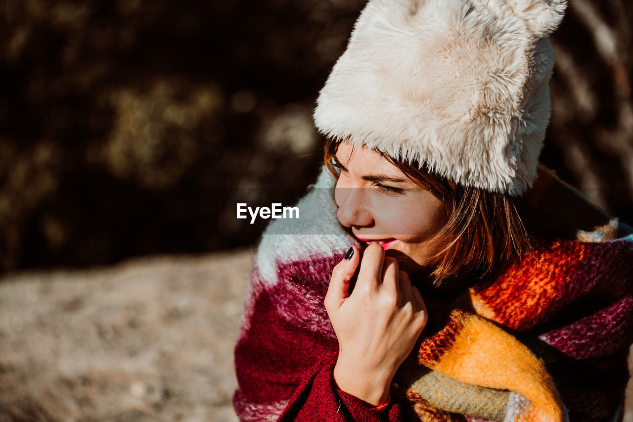 PORTRAIT OF YOUNG WOMAN IN WINTER