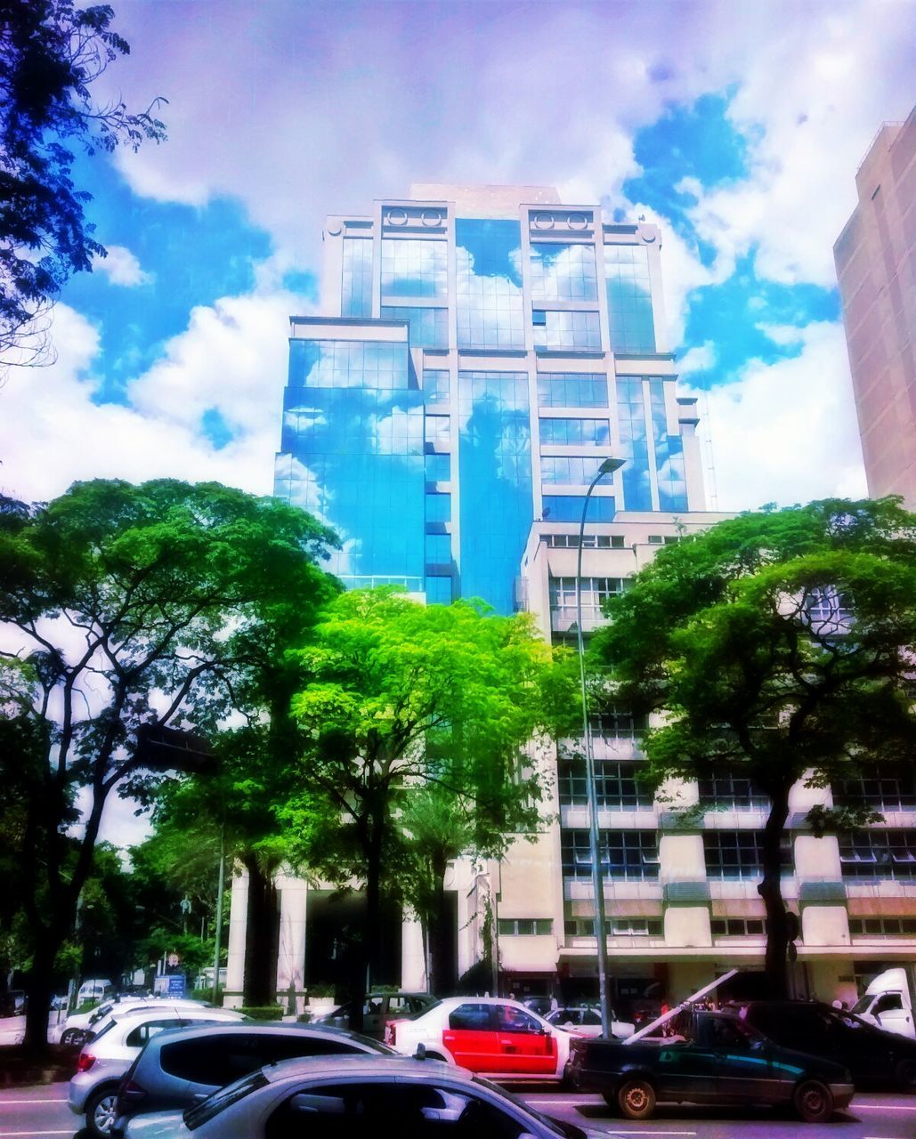 LOW ANGLE VIEW OF BUILDINGS IN CITY