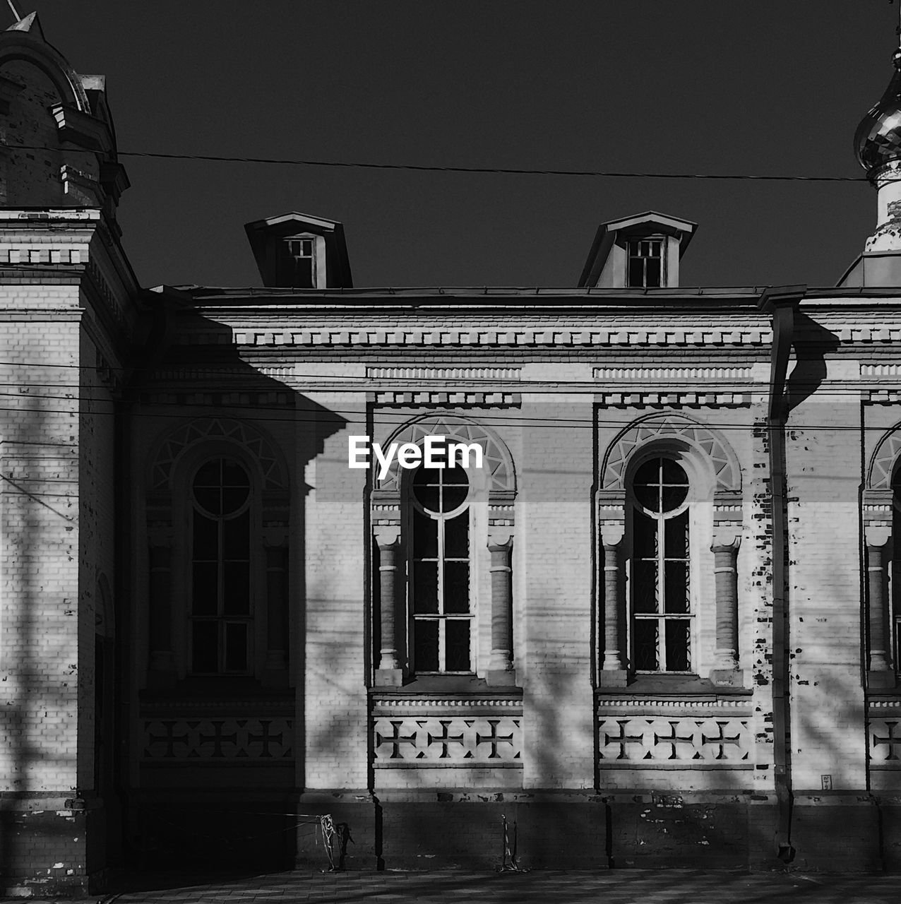 LOW ANGLE VIEW OF HISTORIC BUILDING AGAINST SKY