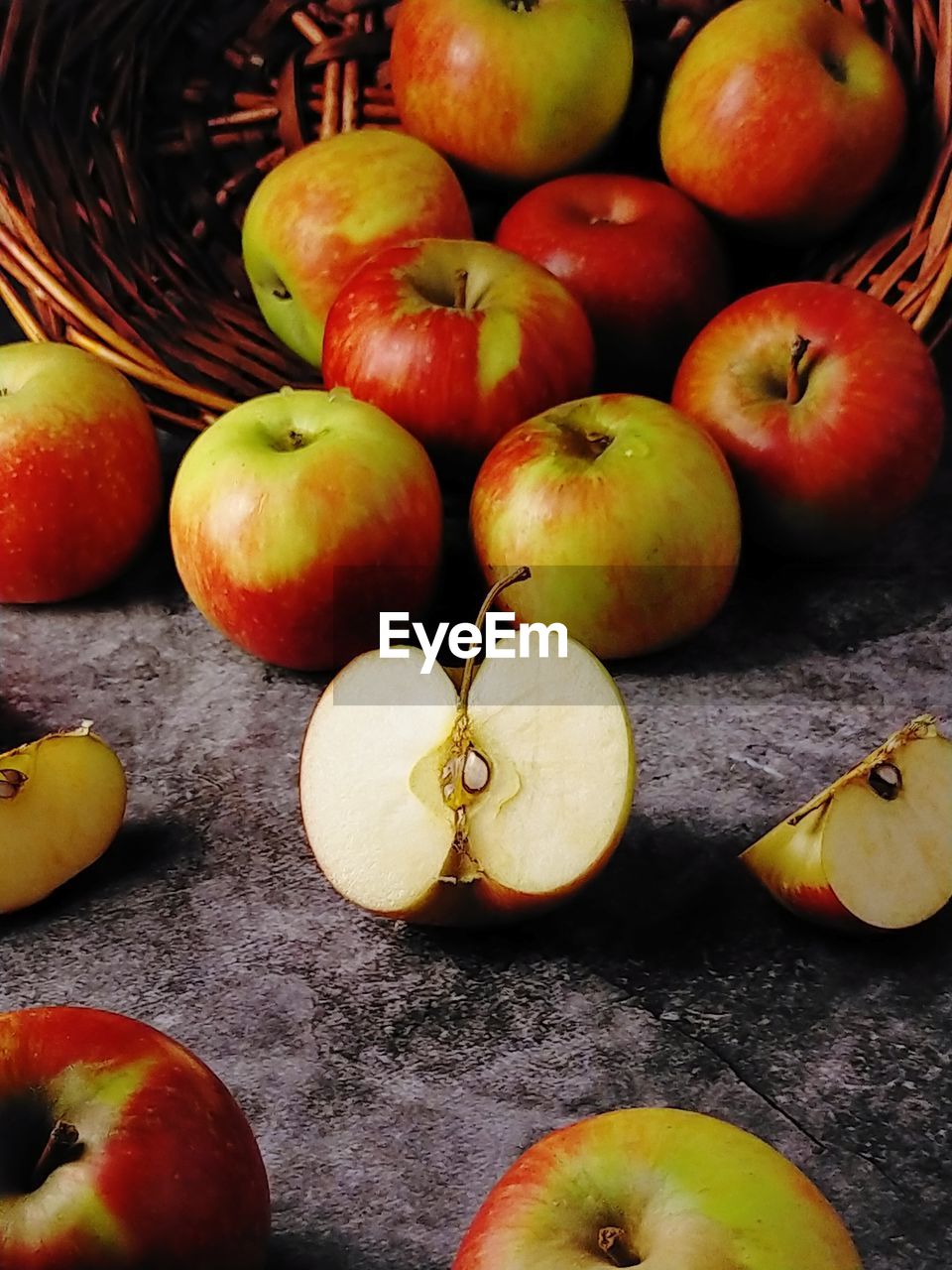 HIGH ANGLE VIEW OF APPLES IN BASKET