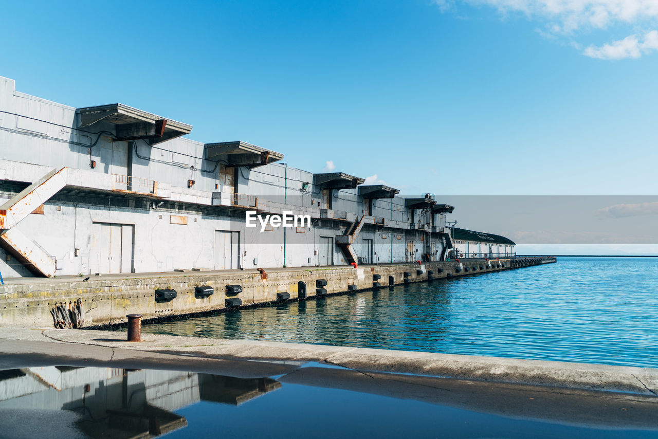 SCENIC VIEW OF SEA AGAINST BUILDINGS