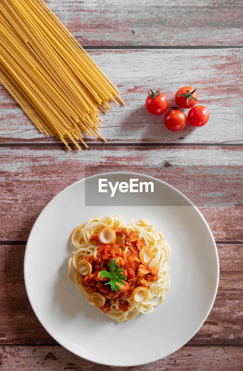 HIGH ANGLE VIEW OF TOMATOES ON PLATE