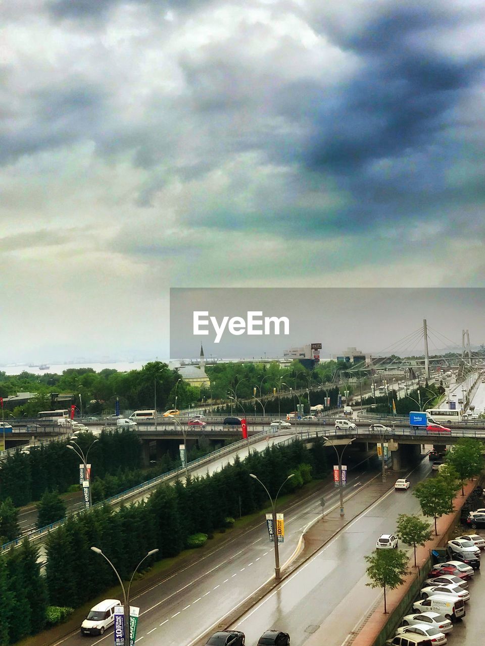 HIGH ANGLE VIEW OF VEHICLES ON HIGHWAY AGAINST SKY