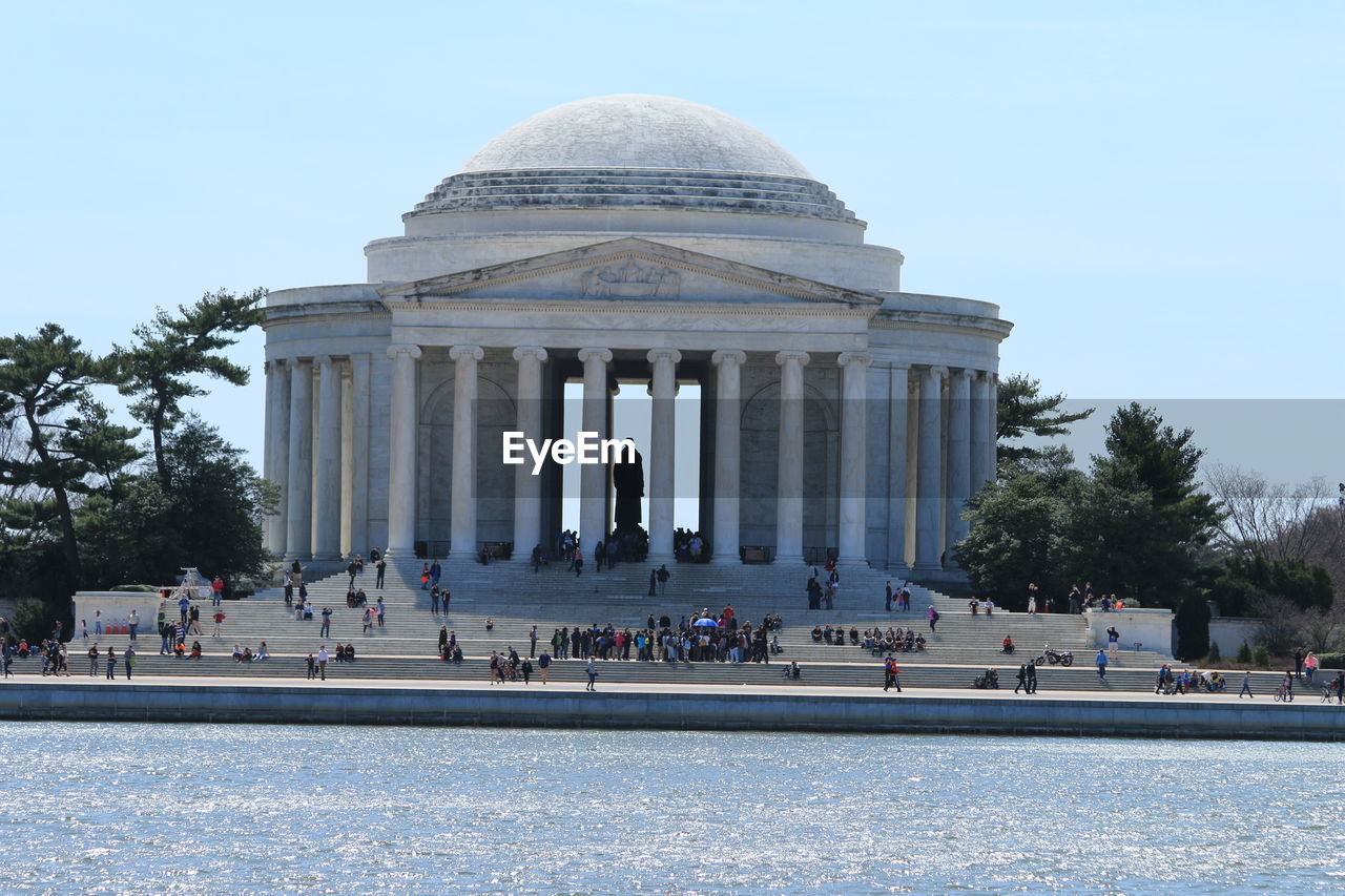 TOURISTS AT MONUMENT