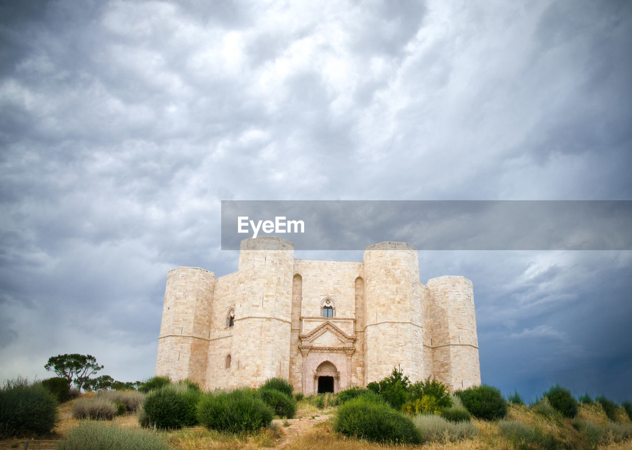 LOW ANGLE VIEW OF OLD RUIN BUILDING AGAINST SKY