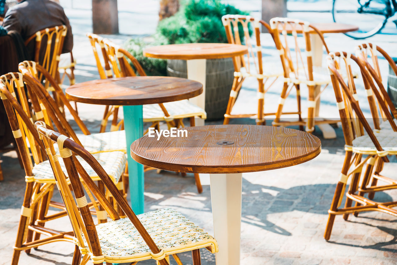 EMPTY CHAIRS AND TABLE AT CAFE