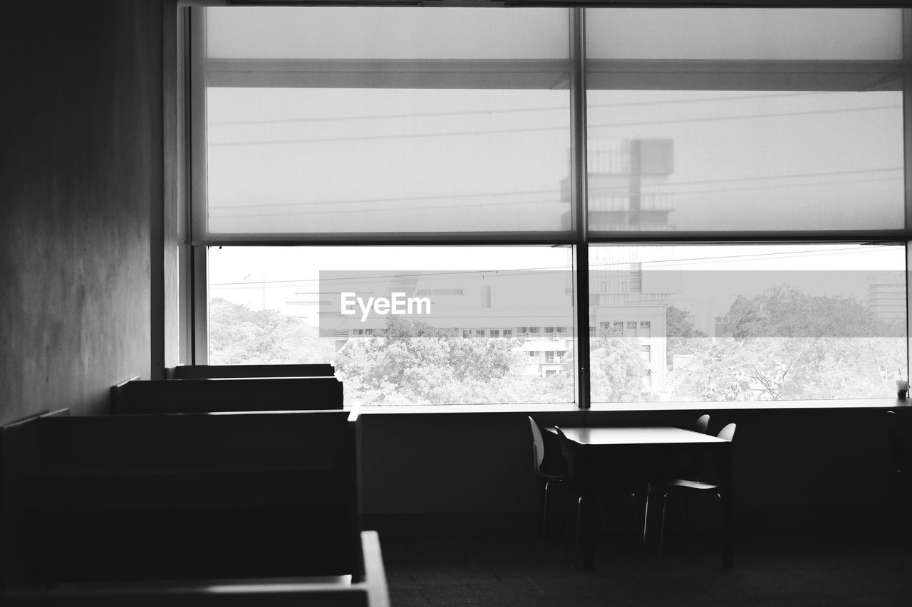 EMPTY CHAIRS AND TABLE IN OFFICE