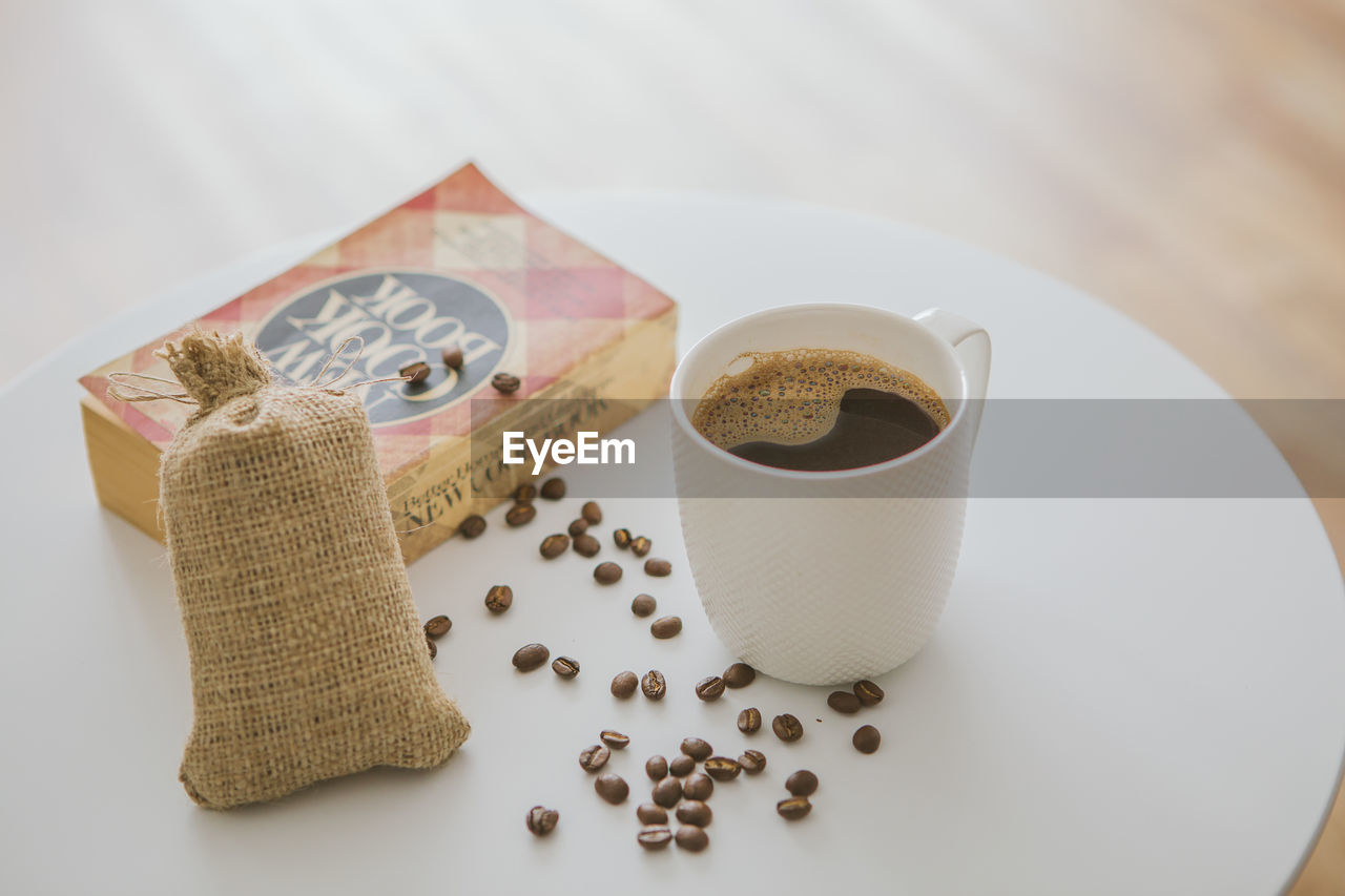 HIGH ANGLE VIEW OF COFFEE CUP AND TABLE