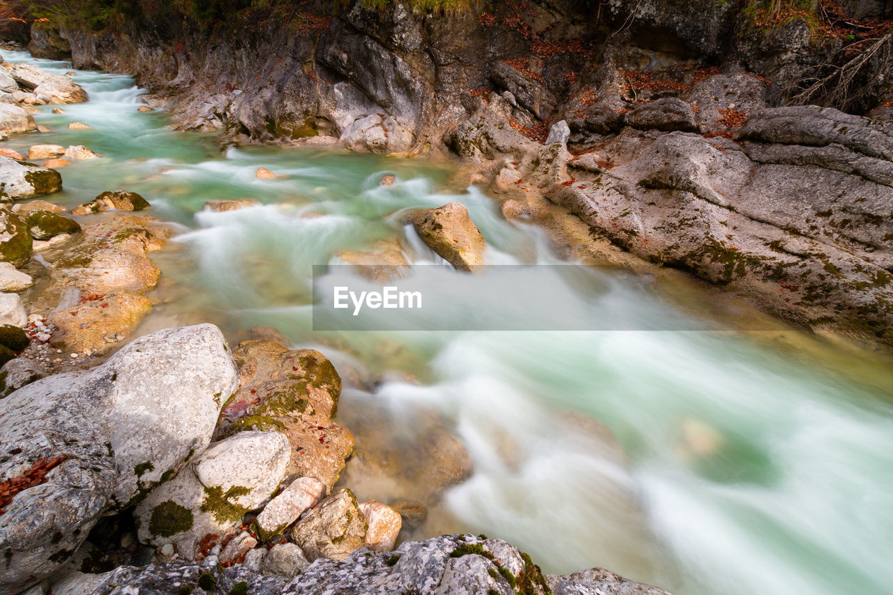 HIGH ANGLE VIEW OF STREAM FLOWING IN WATER