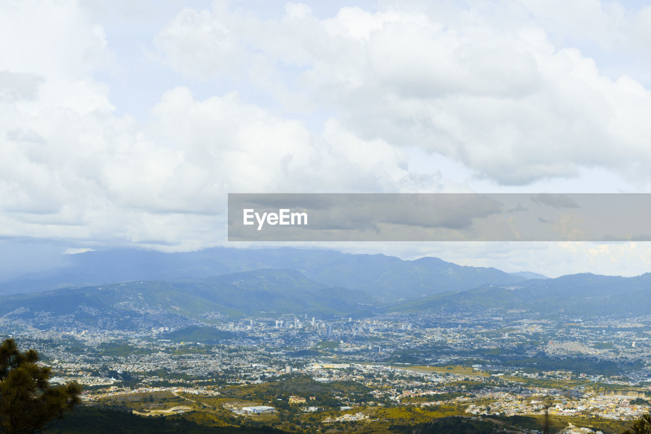 SCENIC VIEW OF TOWNSCAPE AGAINST SKY