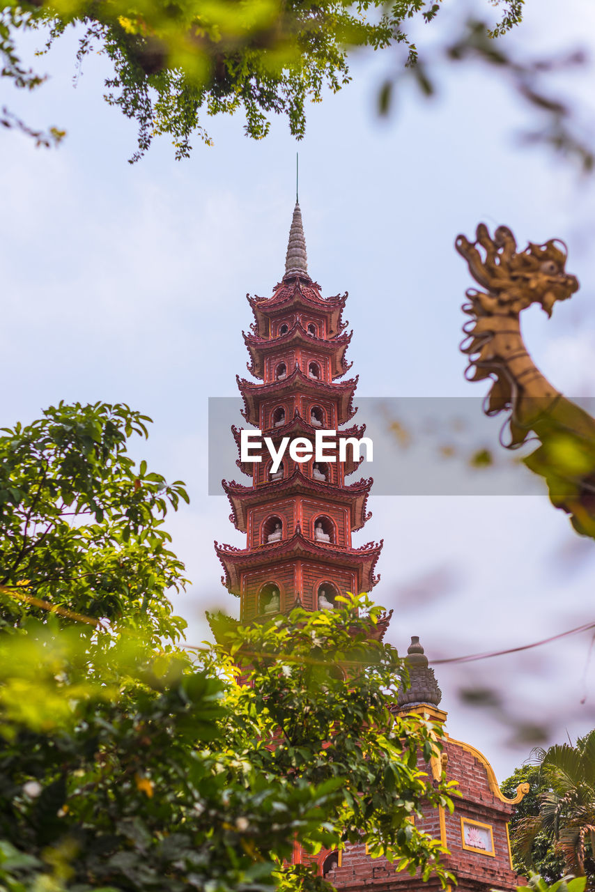 LOW ANGLE VIEW OF TEMPLE BUILDING AGAINST SKY