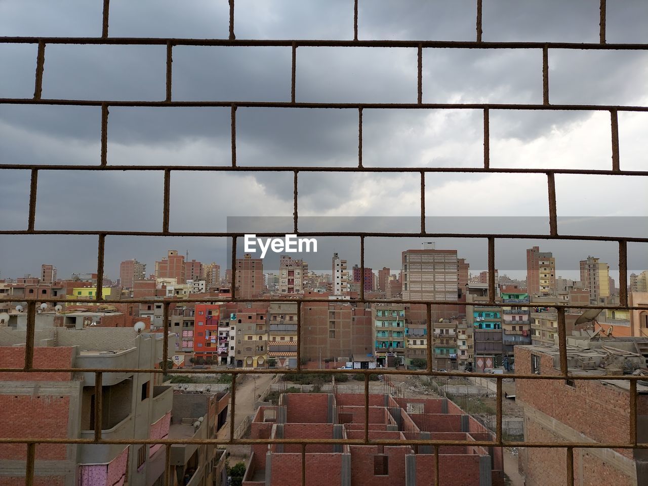 FULL FRAME SHOT OF MODERN BUILDING AGAINST SKY