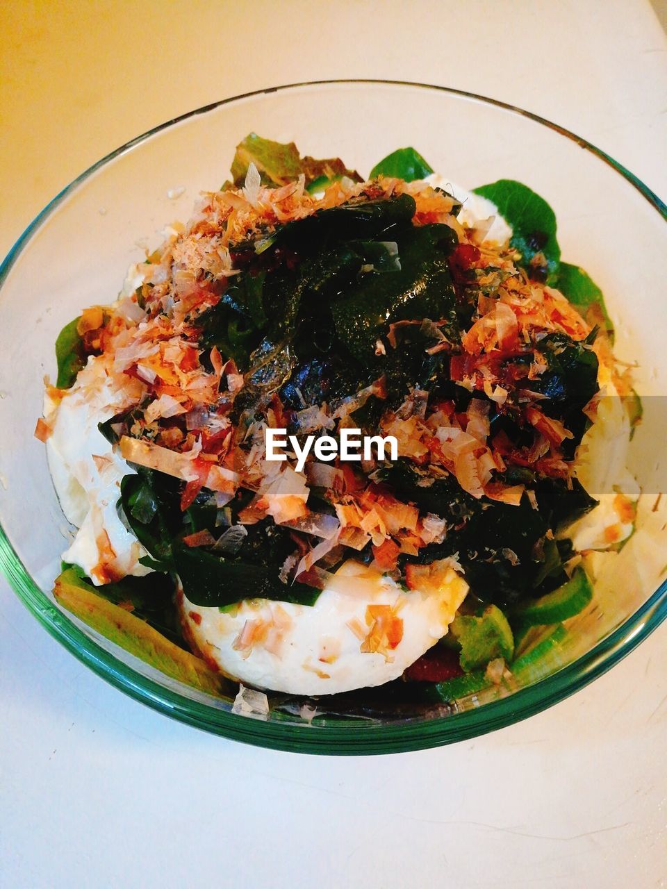 CLOSE-UP OF MEAT WITH SALAD IN PLATE