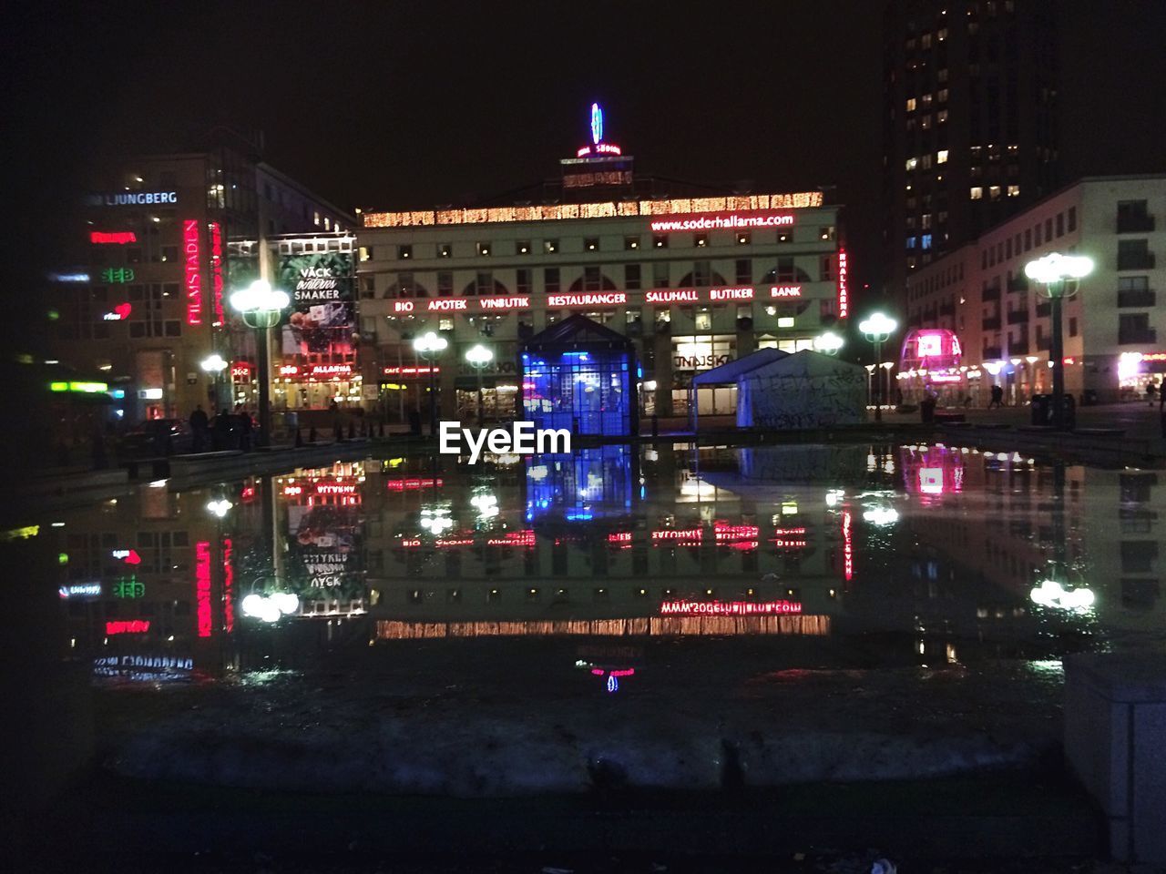 VIEW OF ILLUMINATED CITY AT NIGHT