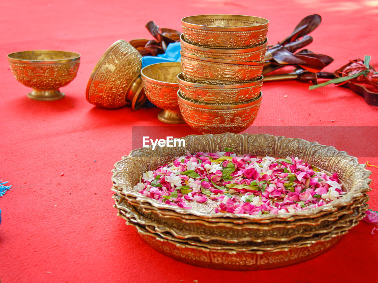 Flowers in plate with bowls on table