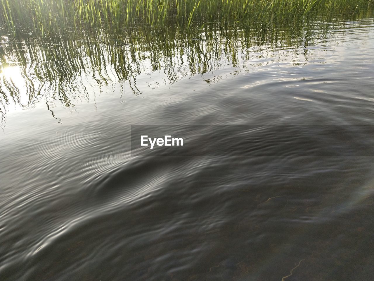 HIGH ANGLE VIEW OF RIPPLED LAKE