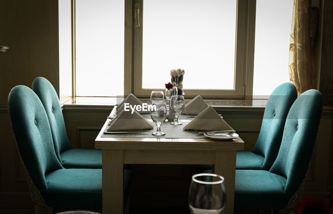 TABLE AND CHAIRS IN LIVING ROOM