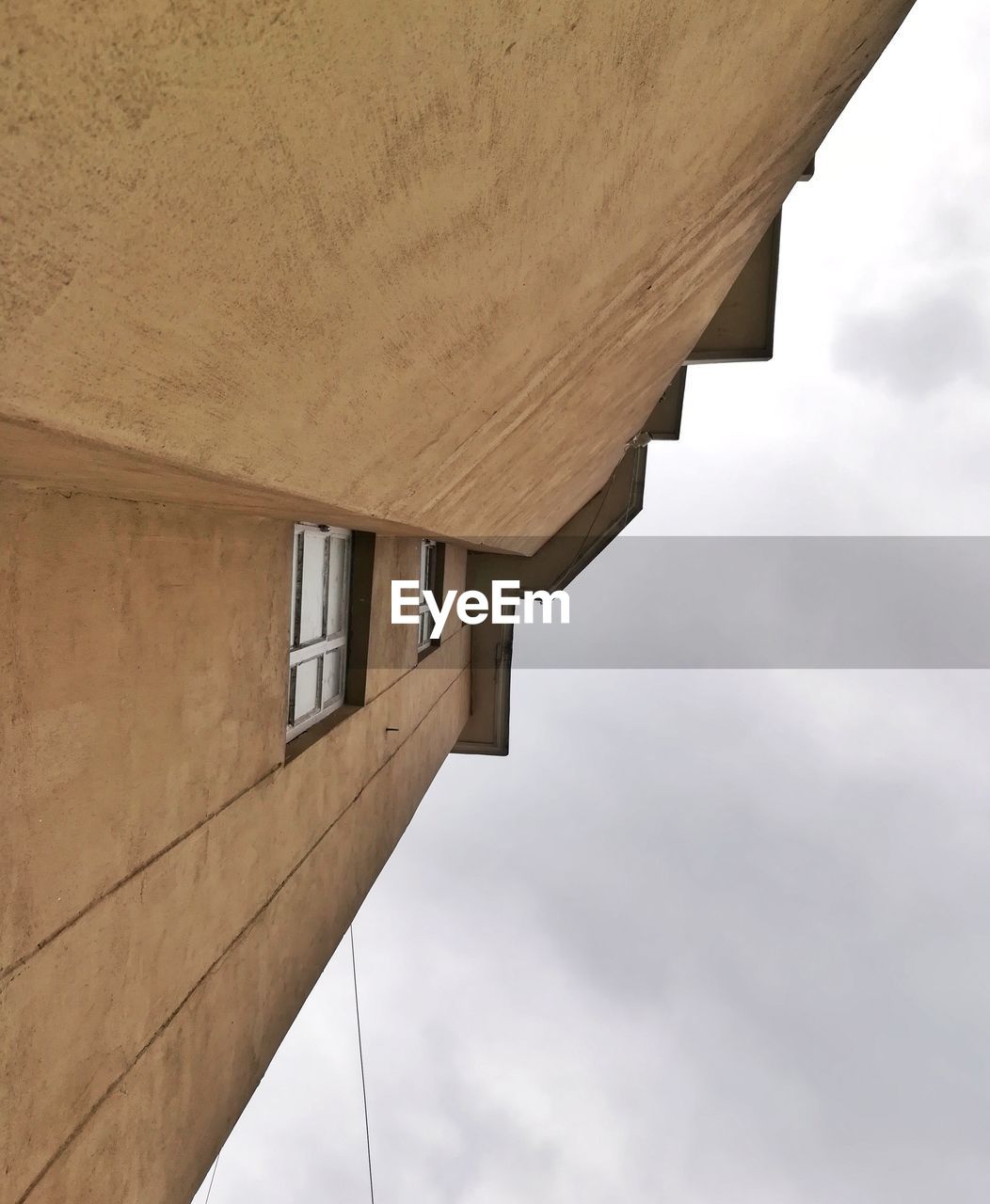 LOW ANGLE VIEW OF BUILDINGS AGAINST SKY