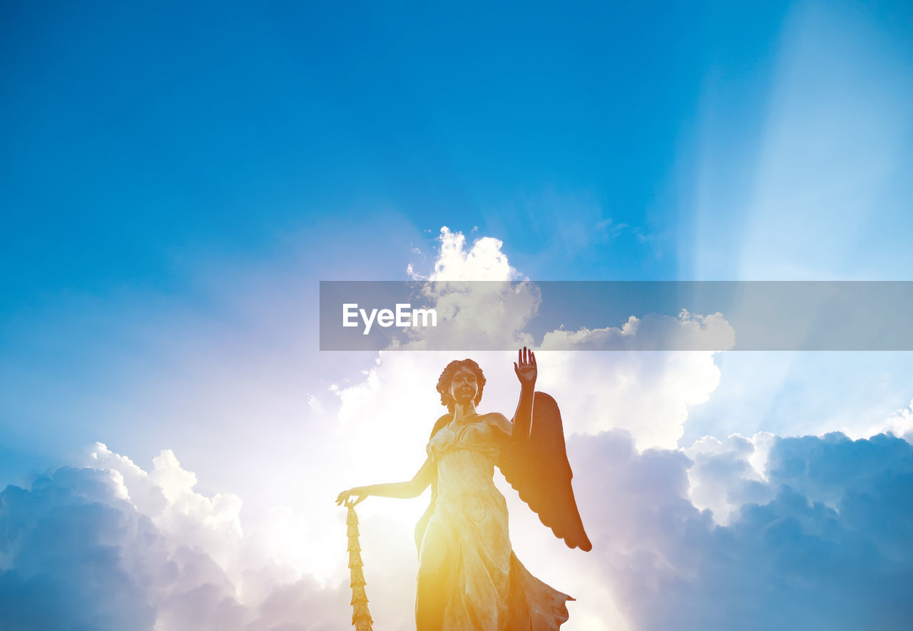 LOW ANGLE VIEW OF CROSS STATUE AGAINST SKY