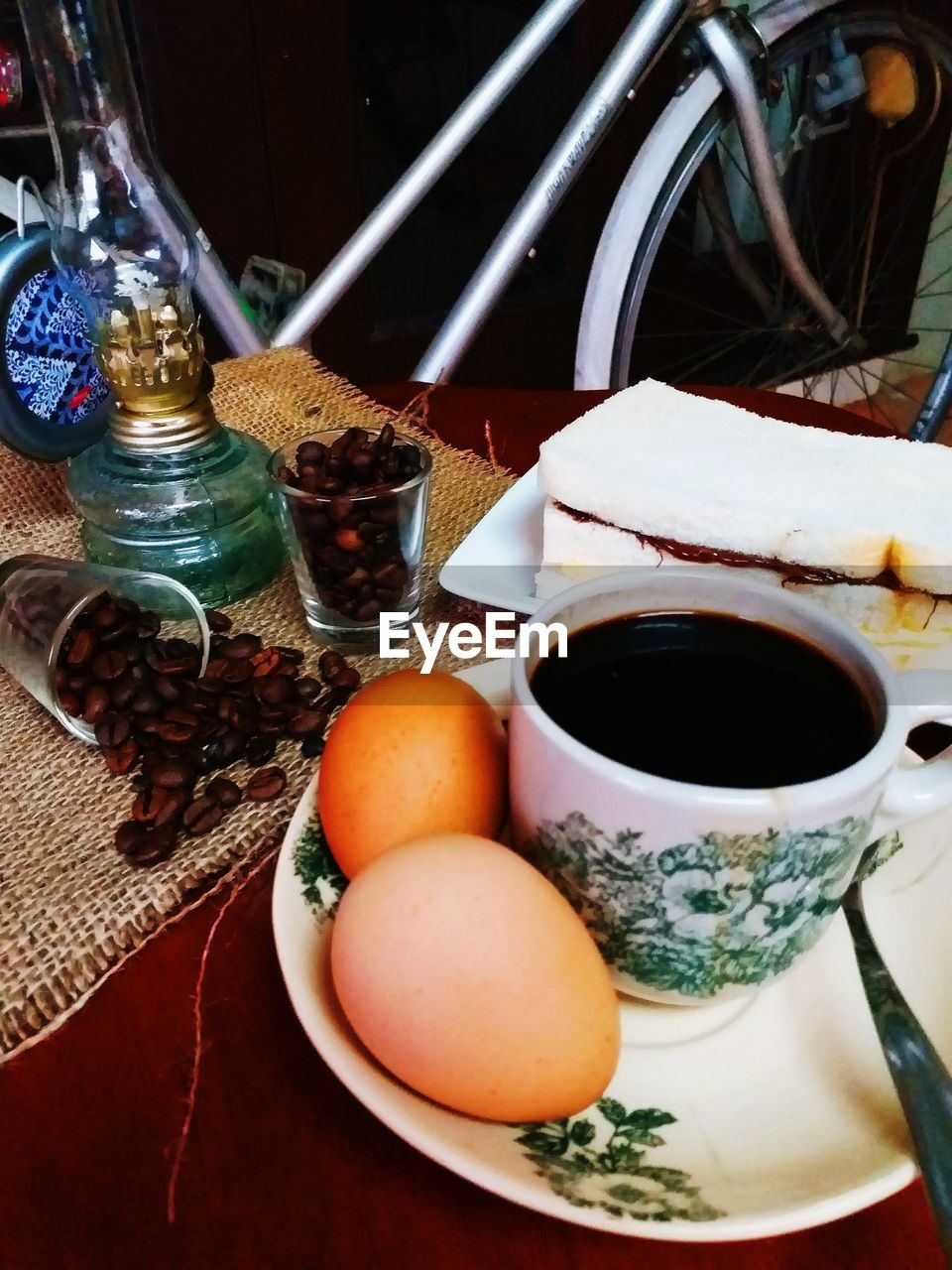 HIGH ANGLE VIEW OF COFFEE CUP AND TEA ON TABLE