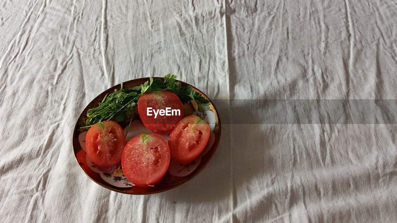 HIGH ANGLE VIEW OF FRUITS ON TABLE