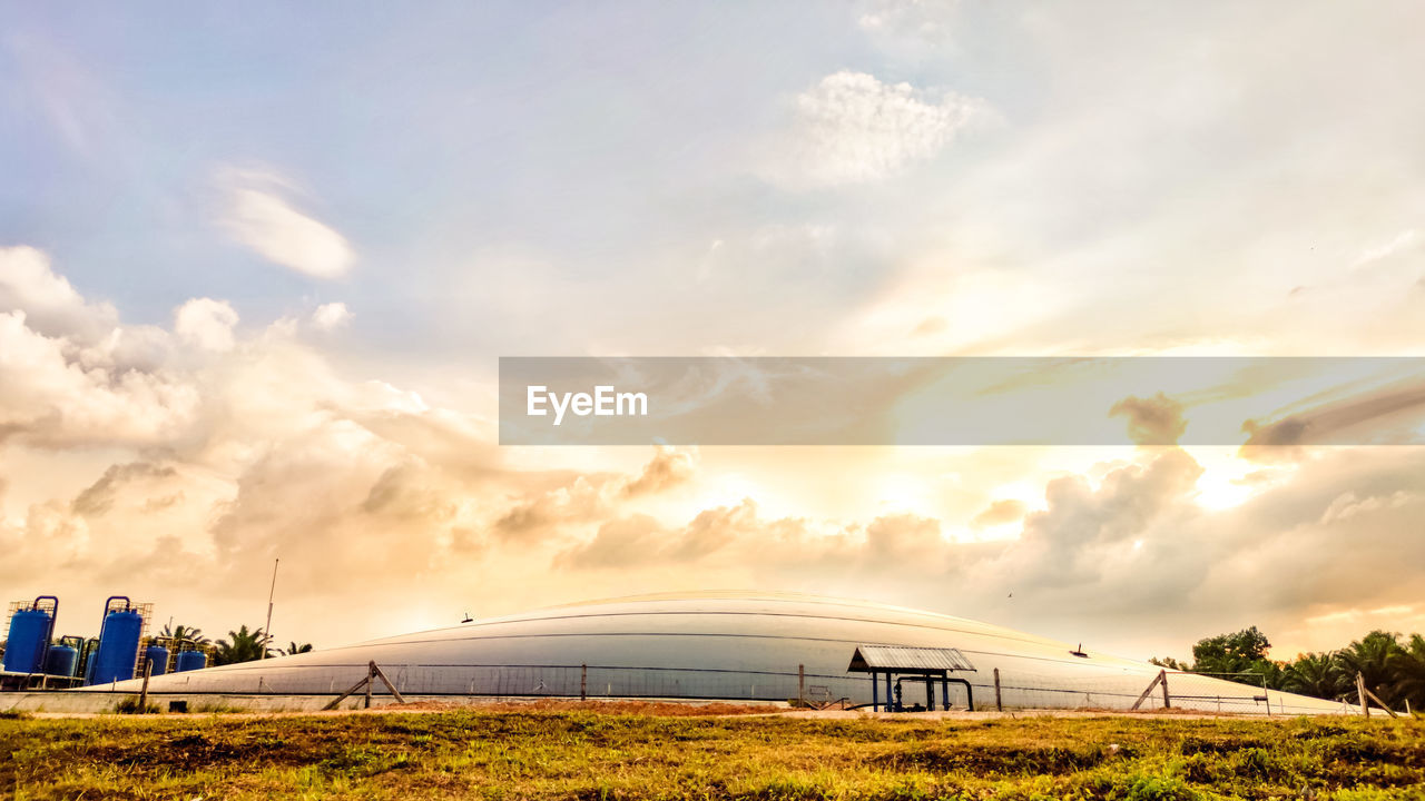 SCENIC VIEW OF FIELD AGAINST SKY AT SUNSET