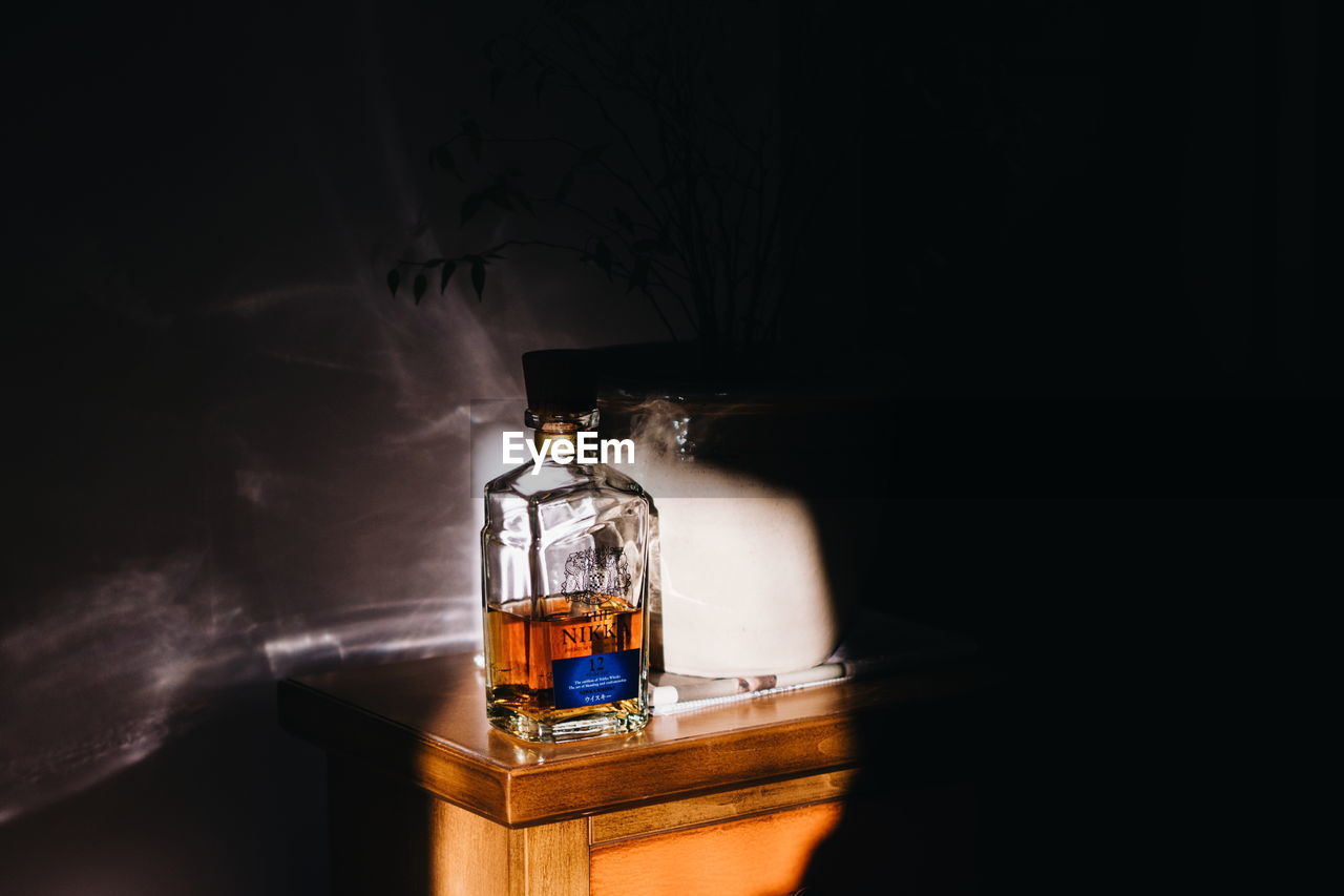 ILLUMINATED ELECTRIC LAMP ON TABLE