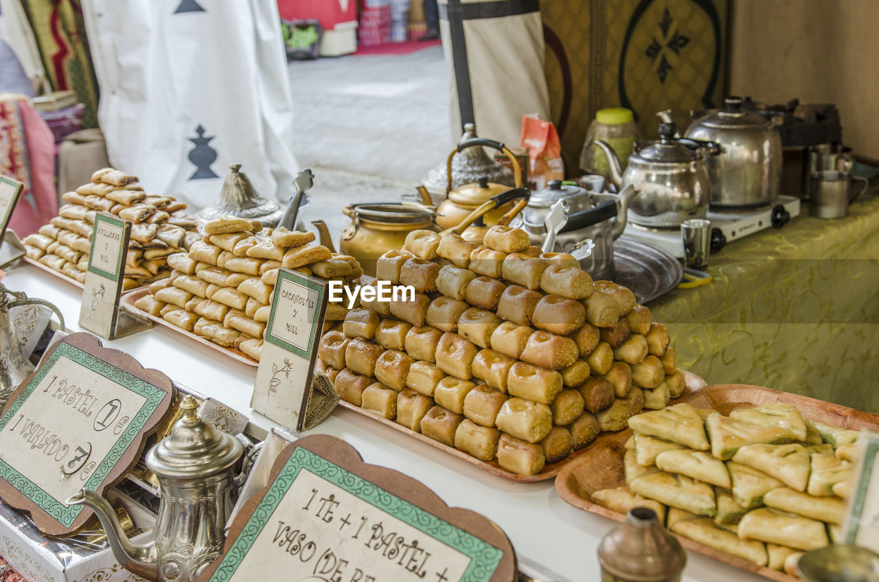 CLOSE-UP OF FOOD IN TRAY