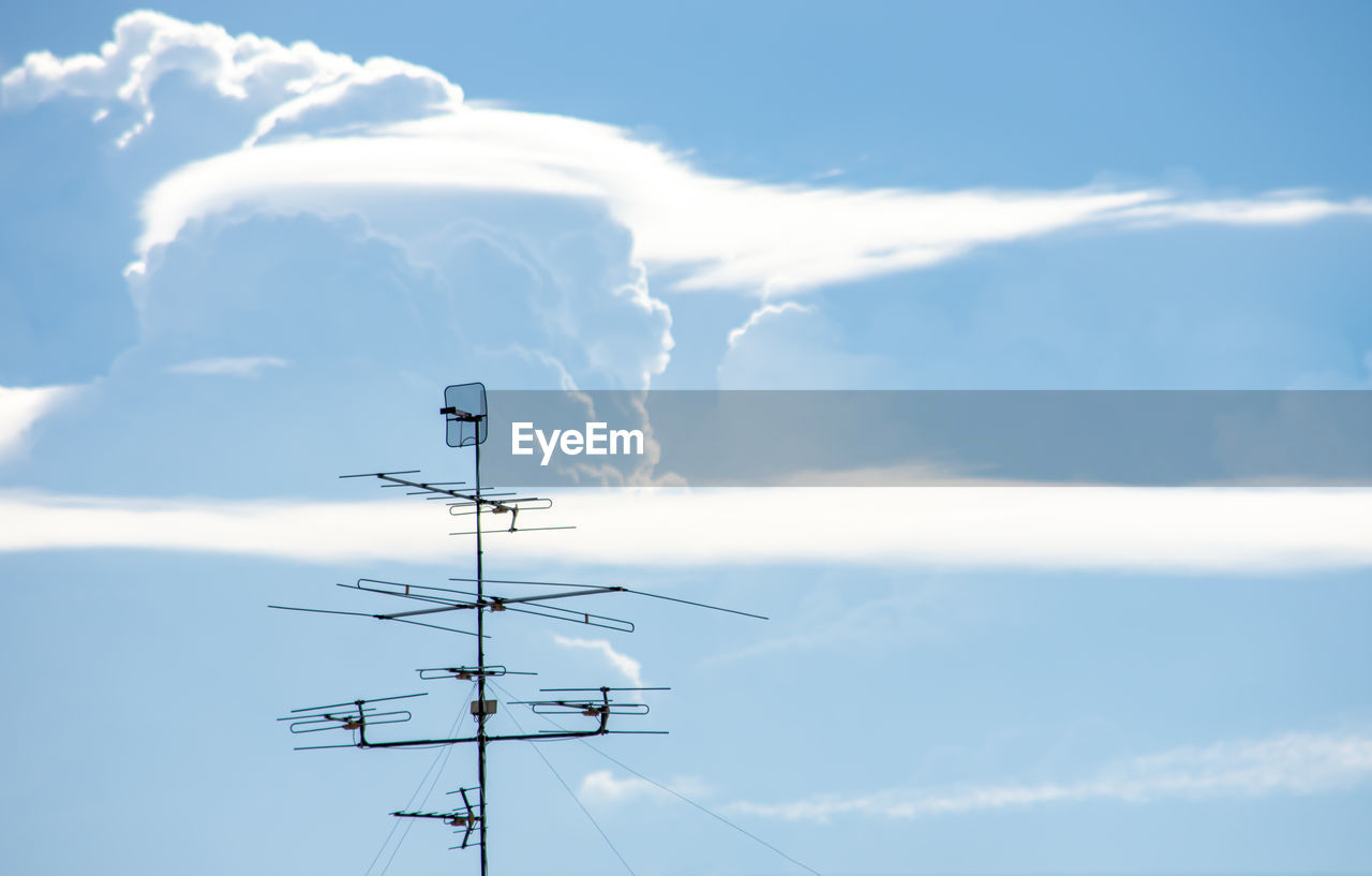 LOW ANGLE VIEW OF HELICOPTER AGAINST SKY