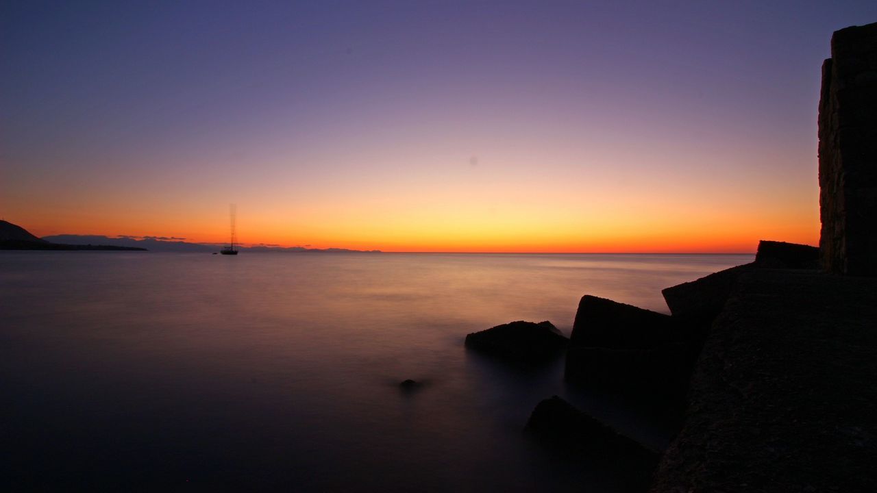 SCENIC VIEW OF SEA AGAINST SKY AT SUNSET