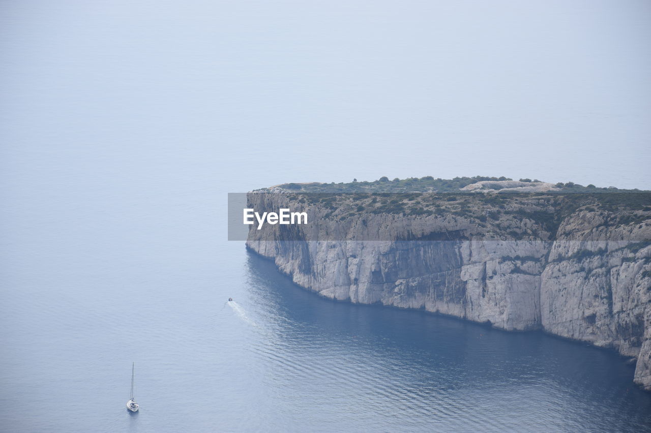 PANORAMIC VIEW OF SEA AGAINST CLEAR SKY