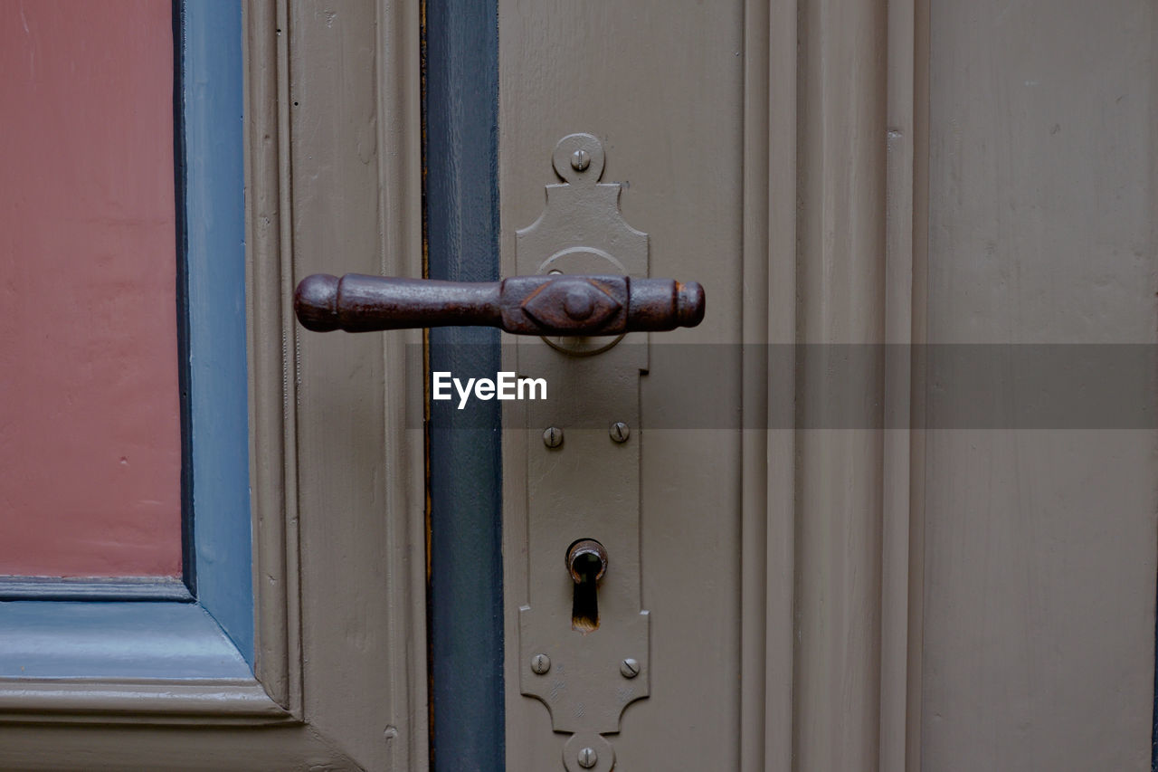 CLOSE-UP OF DOOR HANDLE